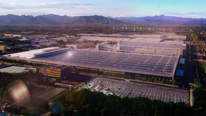 全新EQE開啟奔馳電動(dòng)新紀(jì)元，百年豪華品牌如何突破科技次元壁？